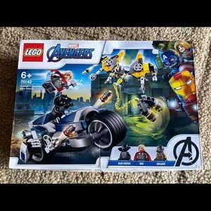 LEGO Marvel Avengers Speeder Bike Attack 76142